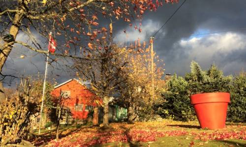 Rotes Fachwerkhaus im Herbst